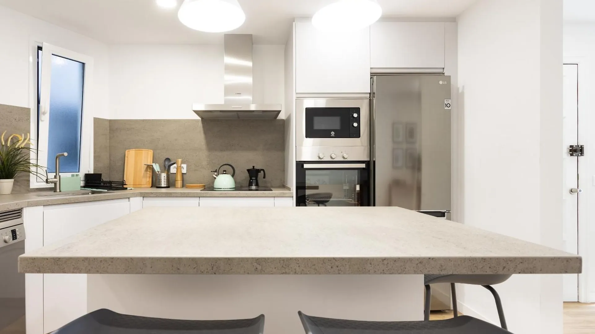 Apartment Home2Book Spacious & Modern Escape In Santa Cruz