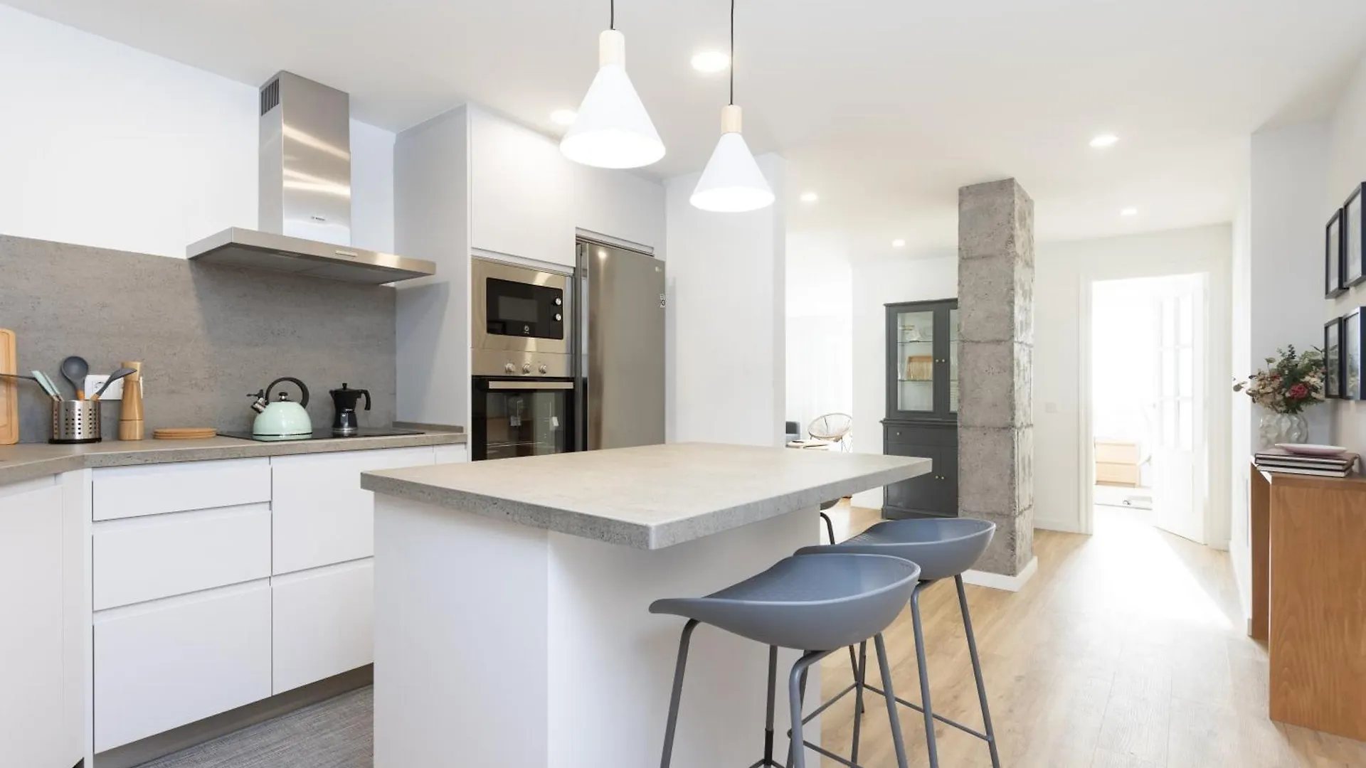 Apartment Home2Book Spacious & Modern Escape In Santa Cruz