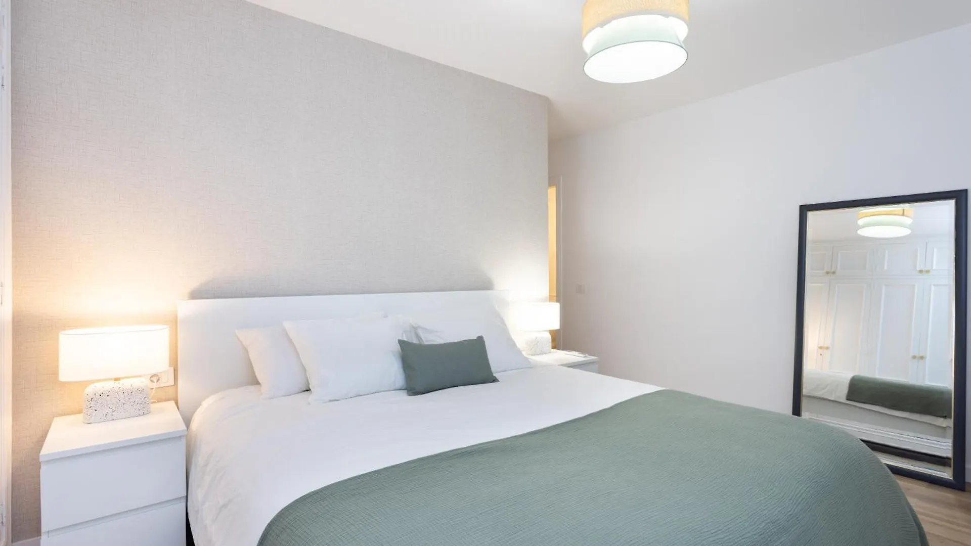 Home2Book Spacious & Modern Escape In Santa Cruz Apartment